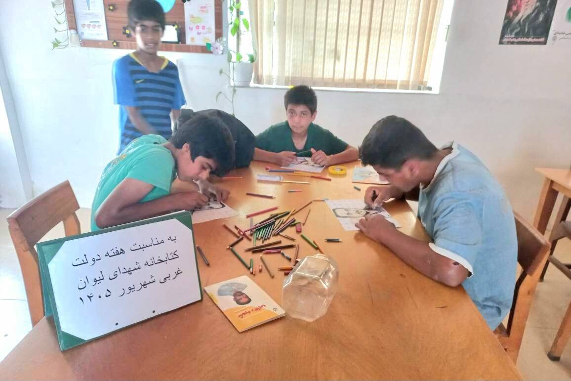 کودکان کتابخانه شهدای لیوان‌ غربی «شهید رجایی» را با رنگ‌ها روایت کردند