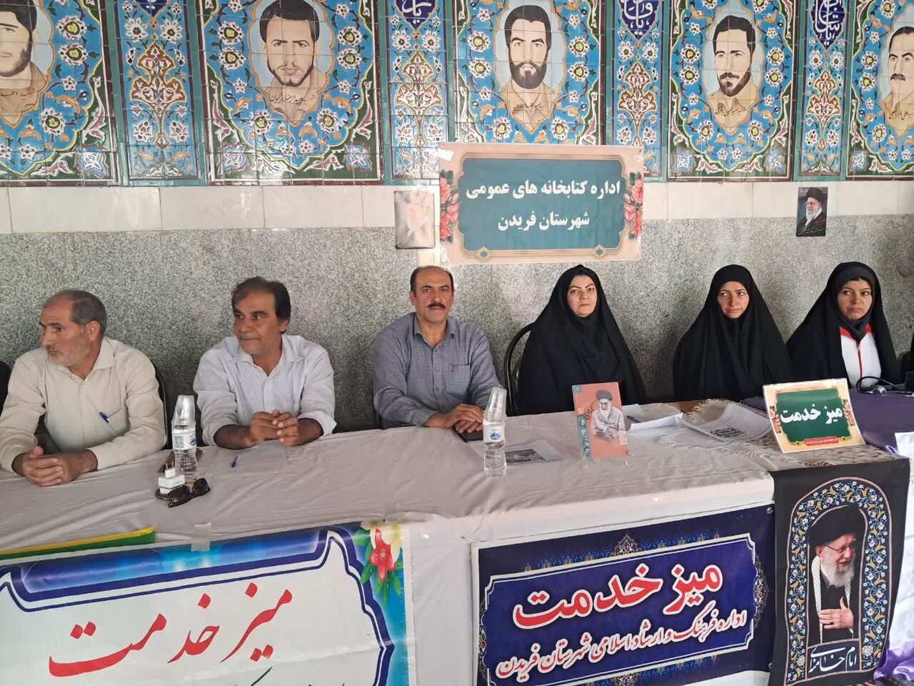 برپایی میز خدمت اداره کتابخانه‌های عمومی شهرستان فریدن در نماز جمعه شهر دامنه