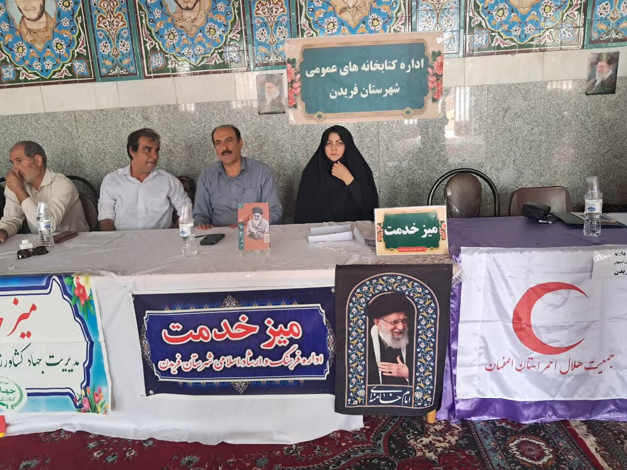 برپایی میز خدمت اداره کتابخانه‌های عمومی شهرستان فریدن در نماز جمعه شهر دامنه