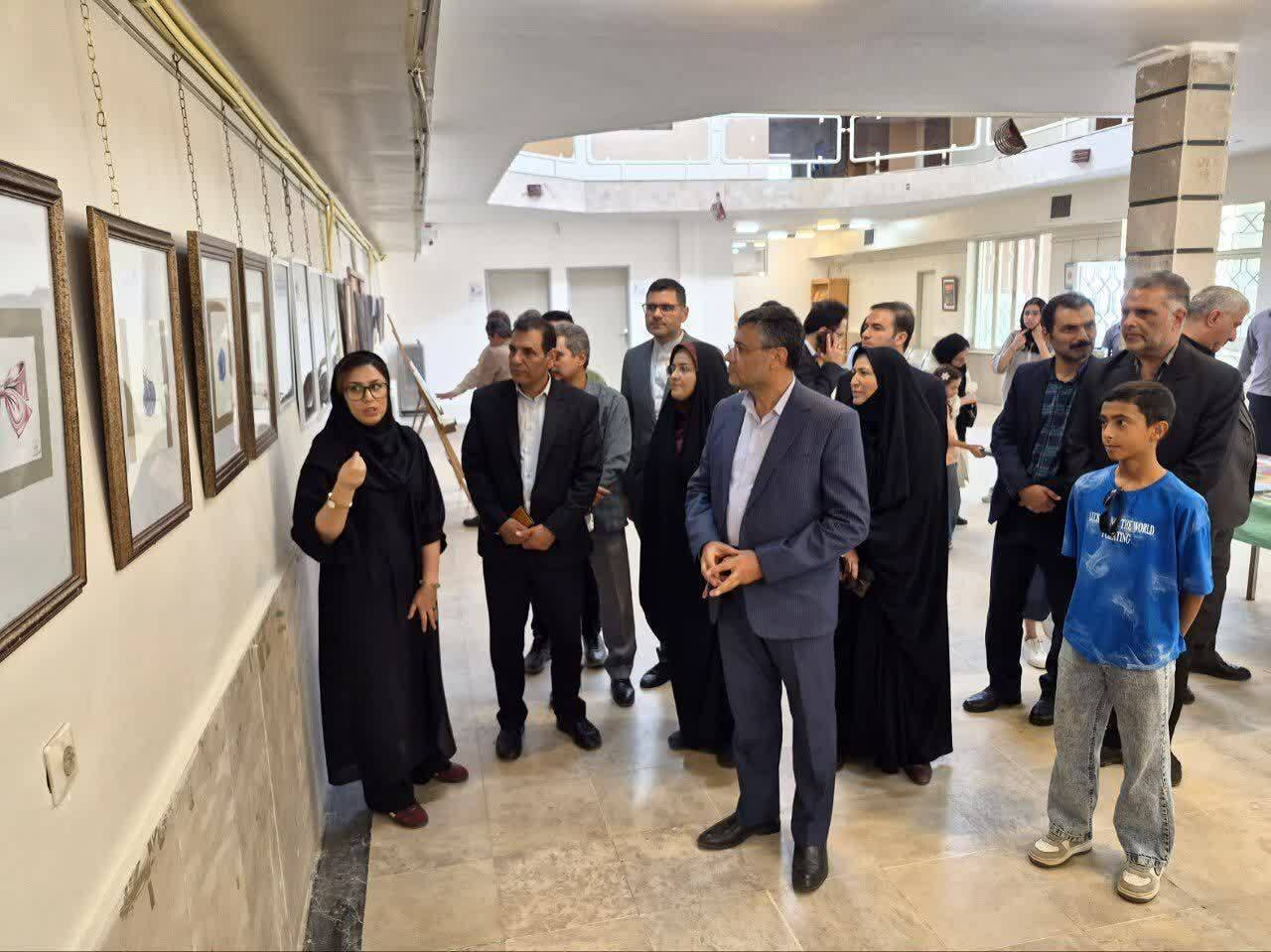 افتتاح نمایشگاه طراحی، نقاشی و کتاب همزمان با هفته دولت در بوئین‌زهرا