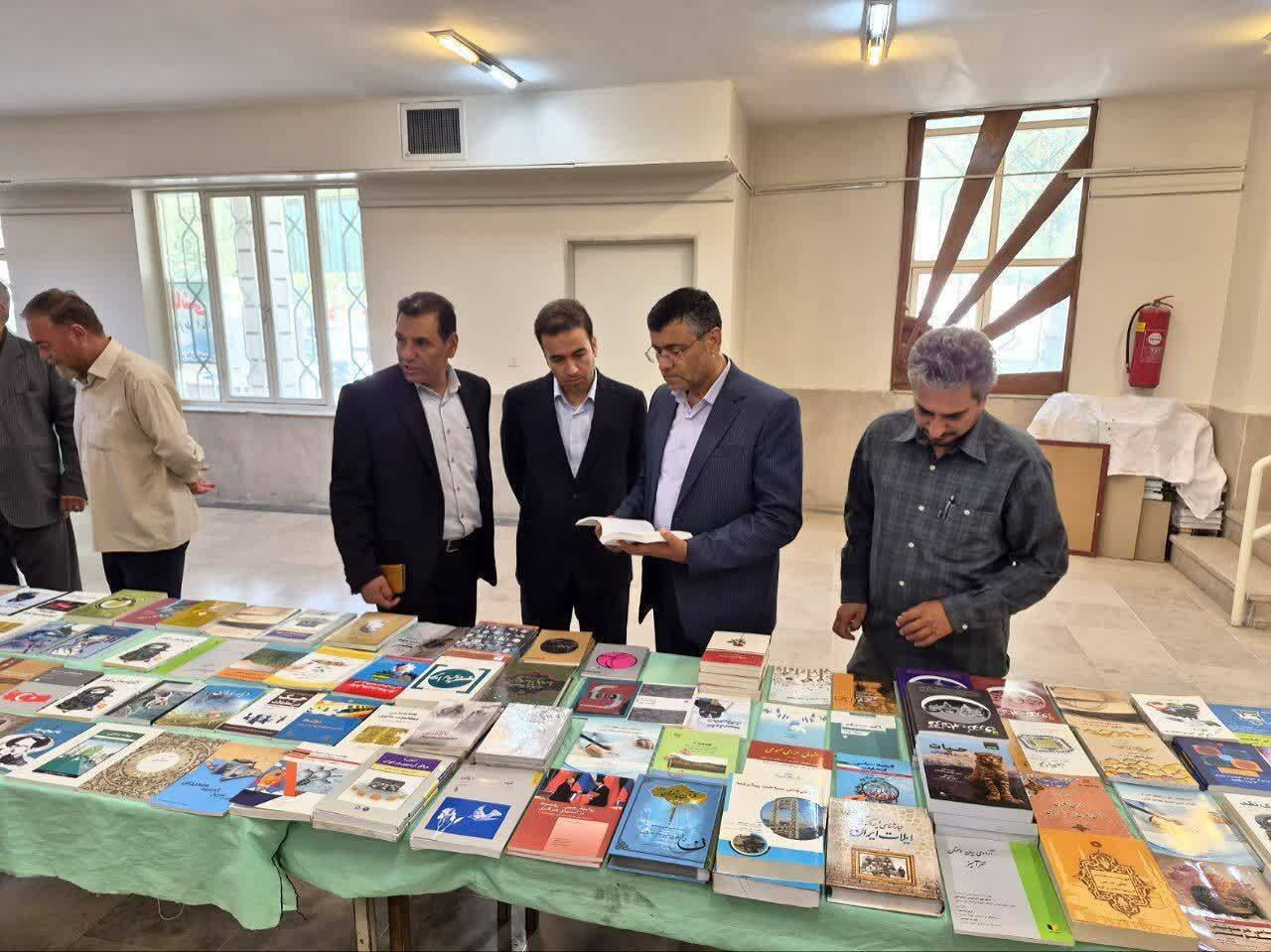 افتتاح نمایشگاه طراحی، نقاشی و کتاب همزمان با هفته دولت در بوئین‌زهرا
