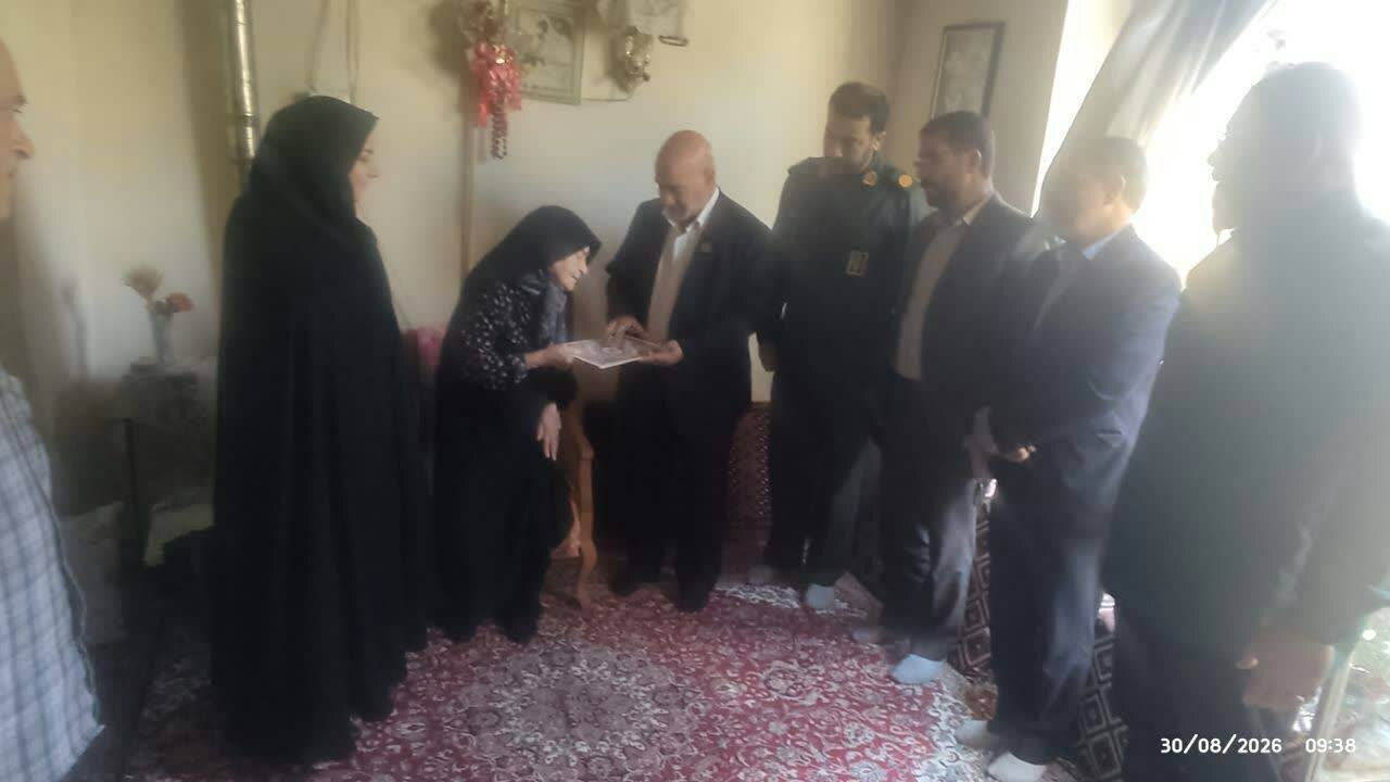 دیدار مسئولان ملایر با خانوادههای شهدای شهرستان