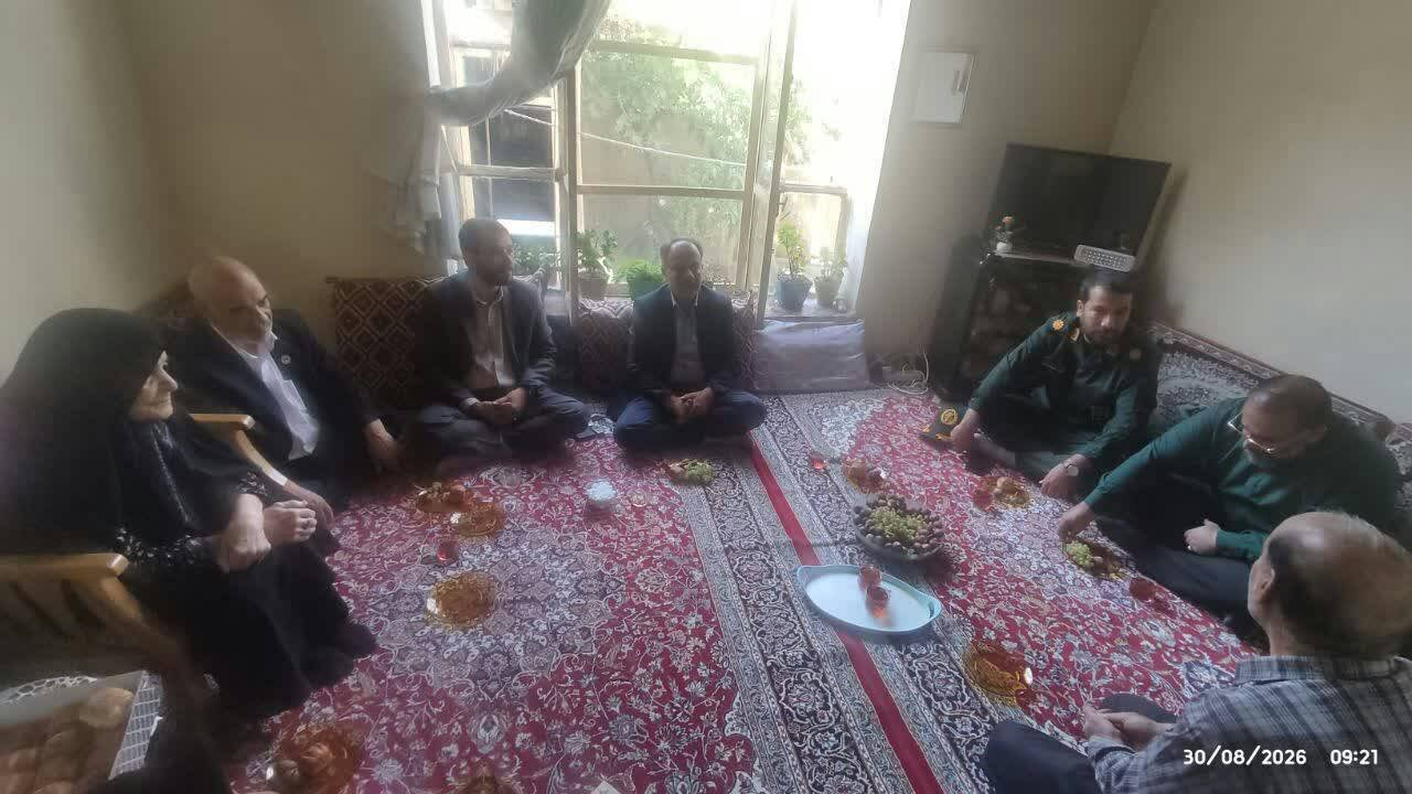 دیدار مسئولان ملایر با خانوادههای شهدای شهرستان