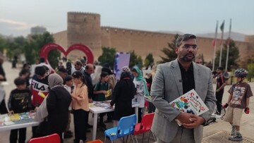 توزیع رایگان ۵۰۰ جلد کتاب در ایستگاه ارگ کریمخانی شیراز
