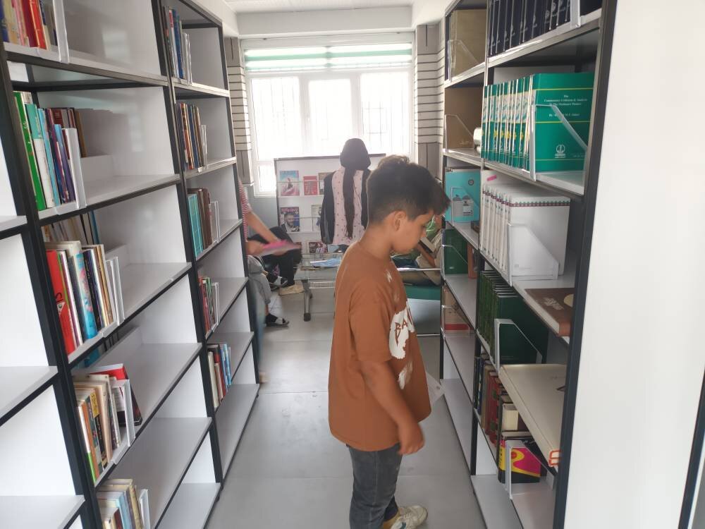نخستین روز فعالیت کتابخانه عمومی شهدای قشلاق با استقبال کودکان و نوجوانان همراه شد