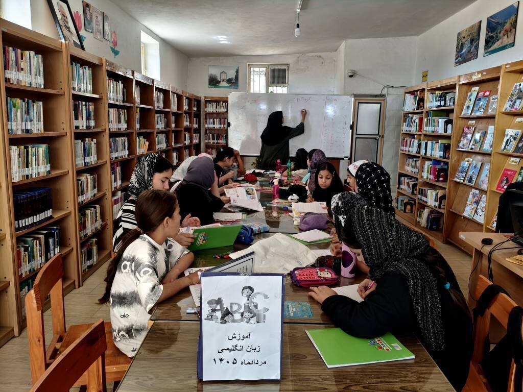 برگزاری کلاس زبان در کتابخانه روستای میان آبه نهاوند