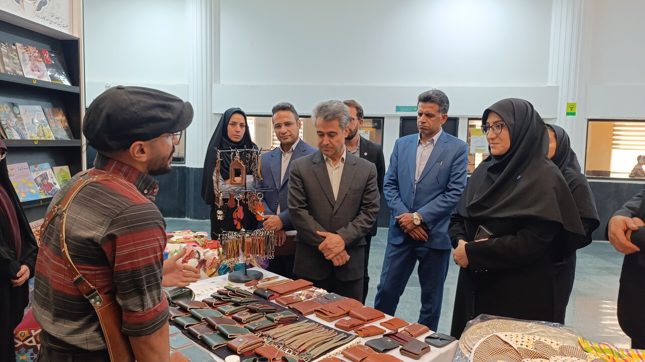بازگشایی نمایشگاه کسب‌وکارهای کوچک و خانگی در کتابخانه مرکزی خرم‌آباد
