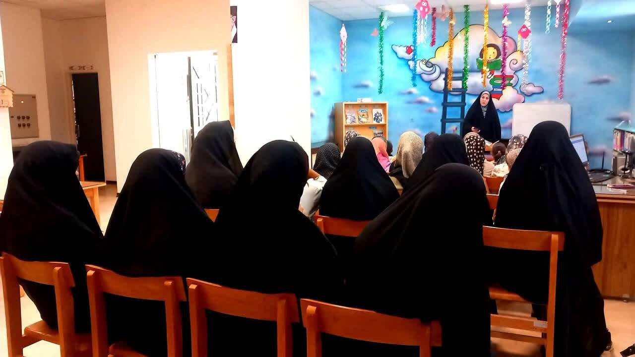 جشن «میلاد نور» در کتابخانه عمومی گنجنامه حسامآباد برگزار شد