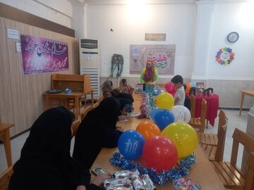 لبخند و شادی در کتابخانه ساحل چابهار؛ ویژه‌برنامه هفته وحدت با حضور «خاله رویا»