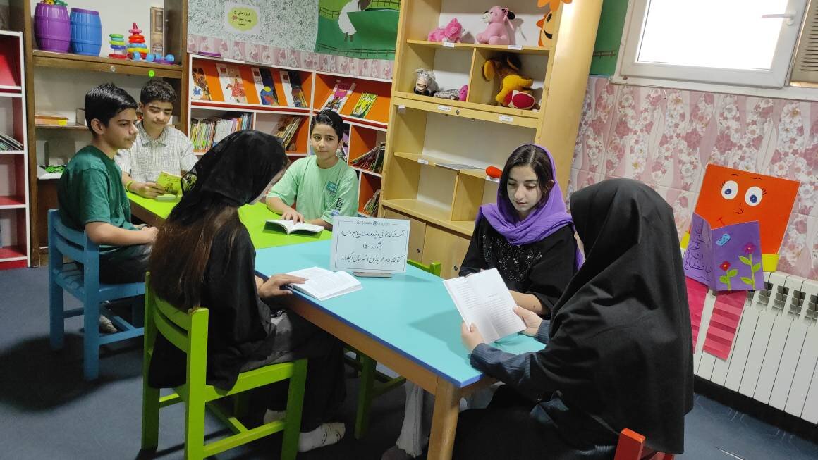 نشست کتابخوانی جشنواره ۱۵۰۰ در میان نوجوانان الیگودرز