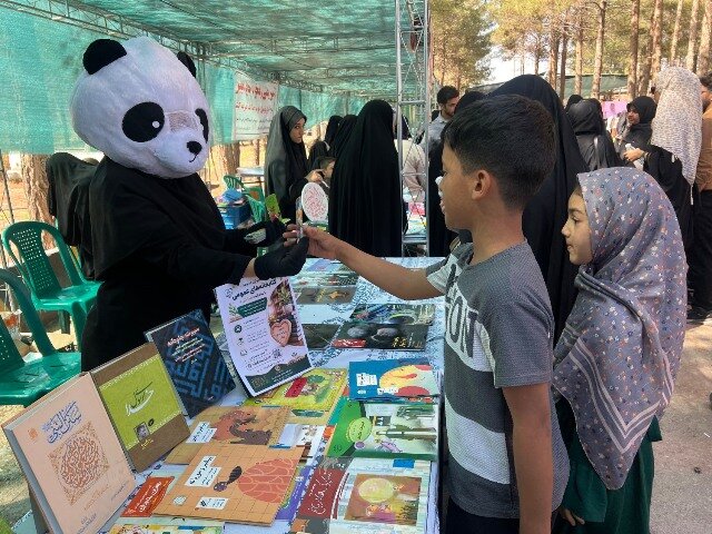 برپایی غرفه کتابخانه عمومی مرحوم ترابی موسوی در همایش بزرگ پیاده‌روی خانوادگی زنگی‌آباد
