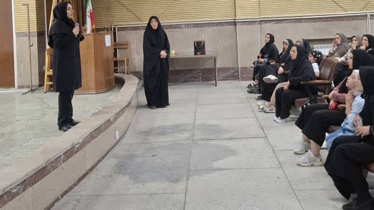 استقبال خانواده‌های همدانی از کارگاه ترویج مطالعه در کتابخانه فرهنگیان