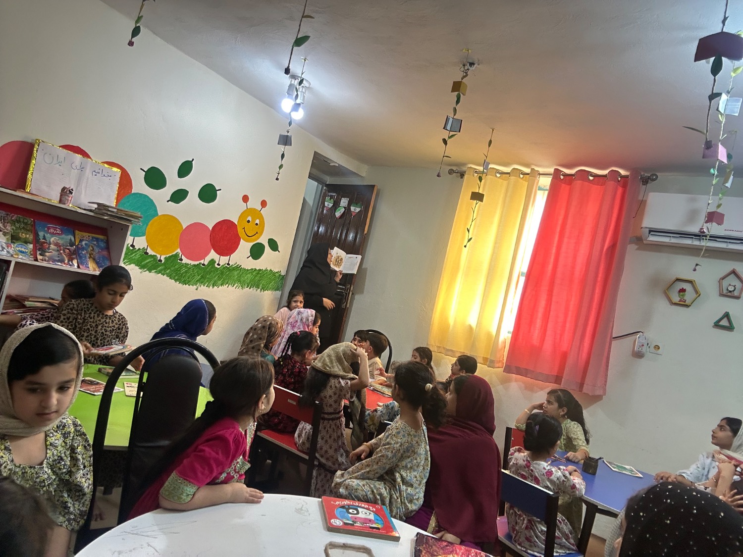 تابستانی پرنشاط با قصه، کتاب و خلاقیت در کتابخانه امام شافعی قشم