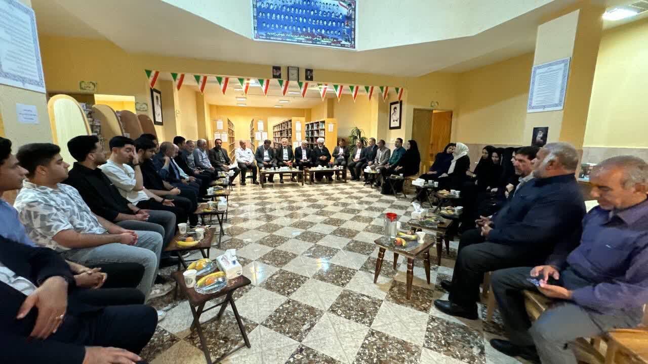 نشست هم‌اندیشی پزشکان و نخبگان پزشکی بخش کویرات در کتابخانه شهدای ابوزیدآباد شهرستان آران و بیدگل