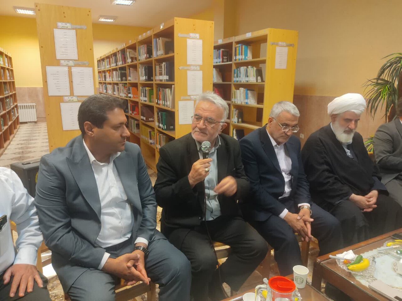 نشست هم‌اندیشی پزشکان و نخبگان پزشکی بخش کویرات در کتابخانه شهدای ابوزیدآباد شهرستان آران و بیدگل