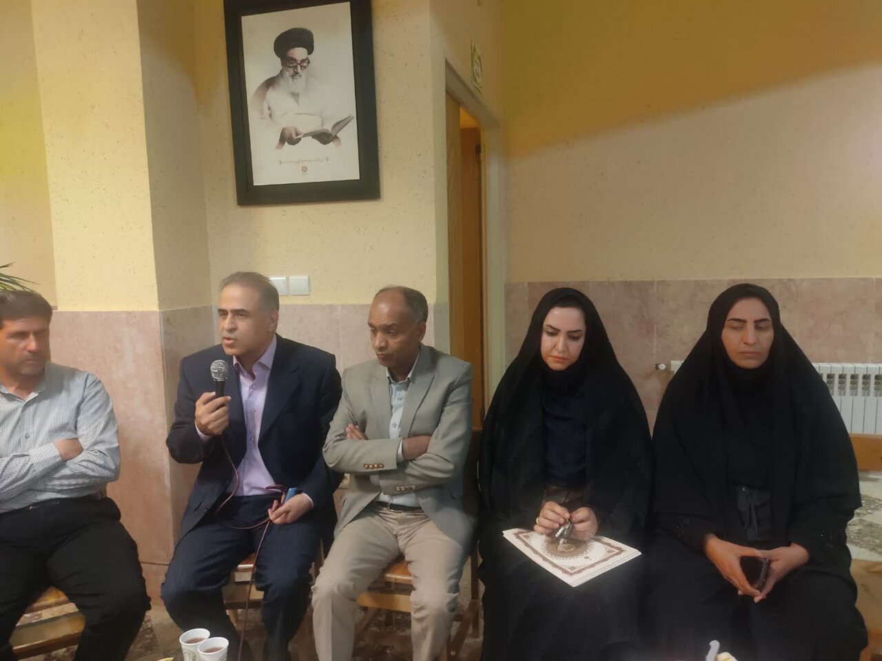 نشست هم‌اندیشی پزشکان و نخبگان پزشکی بخش کویرات در کتابخانه شهدای ابوزیدآباد شهرستان آران و بیدگل