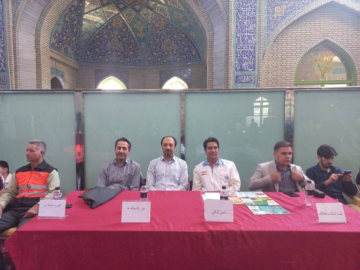 برپایی میز خدمت کتابخانههای عمومی در مصلی شهرستان دماوند