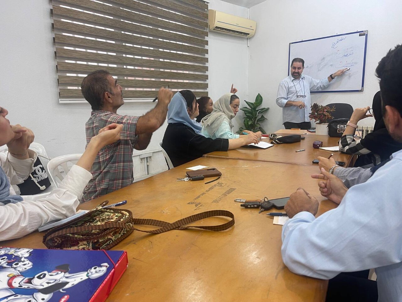  کلاس جمله‌سازی و آشنایی با افعال ویژه ناشنوایان در کتابخانه شهیدان نجاریان بابل برگزار شد