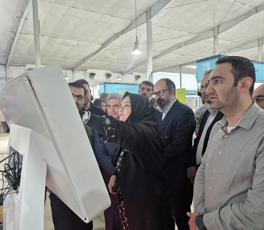 بازدید معاون استاندار از غرفه اداره‌کل کتابخانه‌های عمومی کردستان در دهمین نمایشگاه بین‌المللی کتاب کردستان