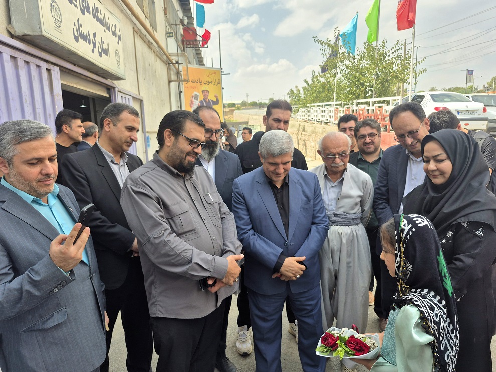 آیین بهره‌برداری از نخستین کتابخانه سیار استان کردستان برگزار شد