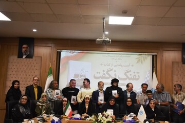«تفنگ نگفت»؛ روایت چهار دهه شعر و دغدغه محمدباقر روشن‌نیا از مقاومت و ایستادگی
