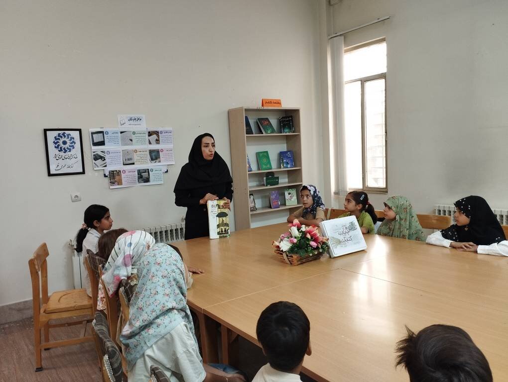 نوجوانان عضو کتابخانه عمومی قلم، با مسیر تولد یک کتاب آشنا شدند