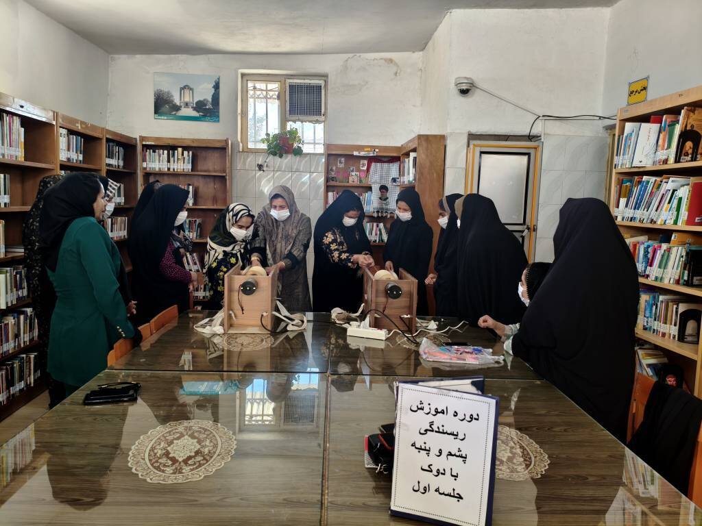 کارگاه کارآفرینی ریسندگی در کتابخانه مراد همتی نهاوند