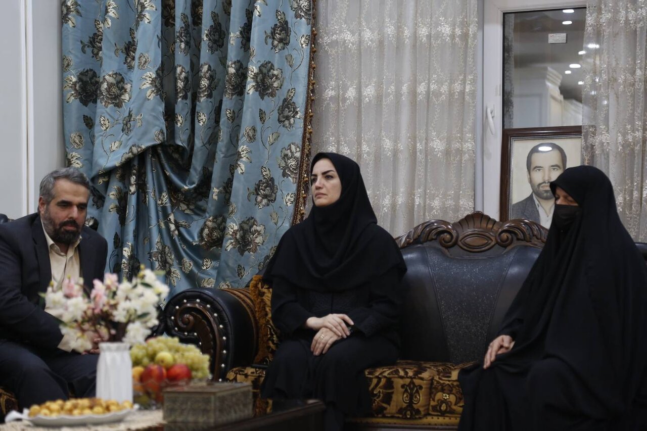 دیدار دبیرکل نهاد کتابخانه‌های عمومی کشور با خانواده شهید علی هاشمی در خوزستان