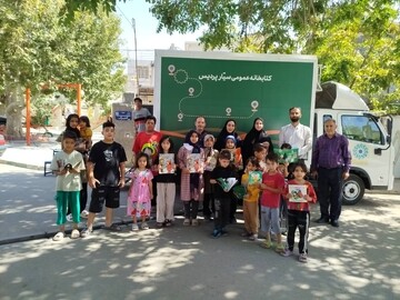 بازدید بخشدار مرکزی پردیس از کتابخانه سیار در روستای اصطلک از توابع شهرستان پردیس