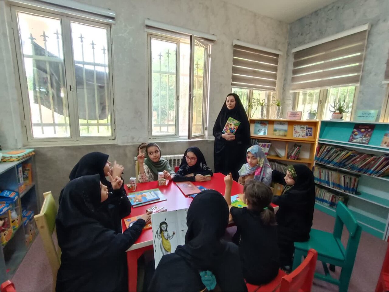 &nbsp;نشست قصه‌گویی «مادربزرگ را در ماه دیدم» در کتابخانه شهید سلیمی ملارد