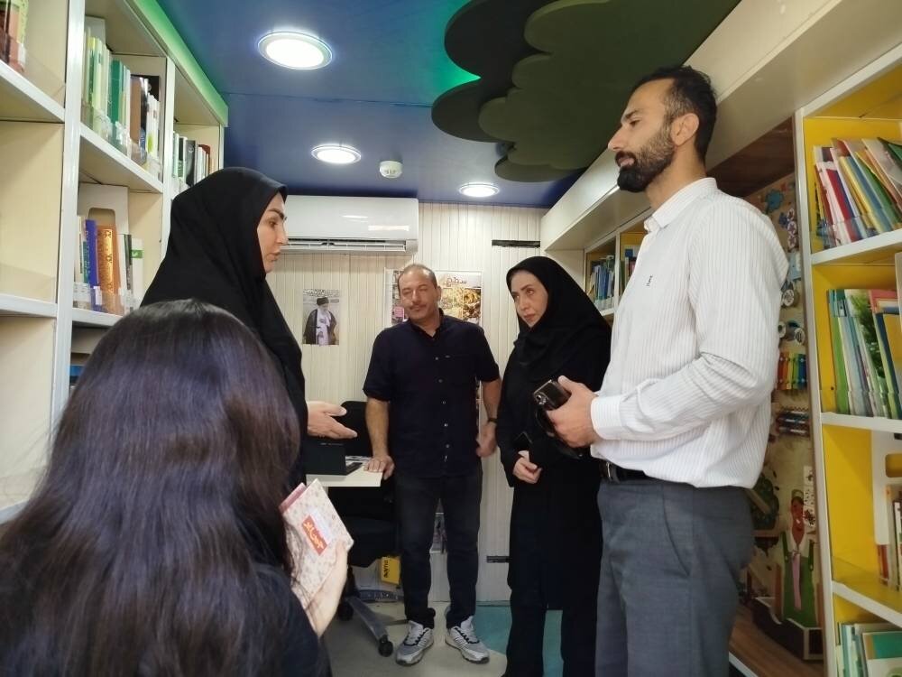بازدید بخشدار مرکزی پردیس از کتابخانه سیار در روستای اصطلک پردیس