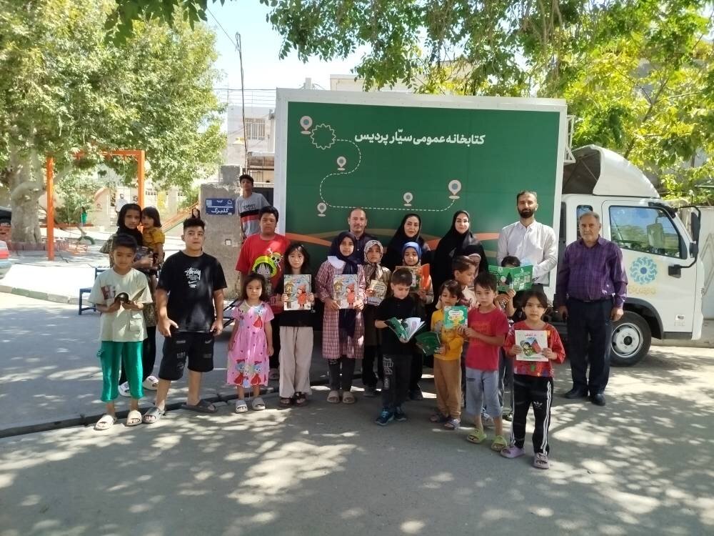 بازدید بخشدار مرکزی پردیس از کتابخانه سیار در روستای اصطلک پردیس