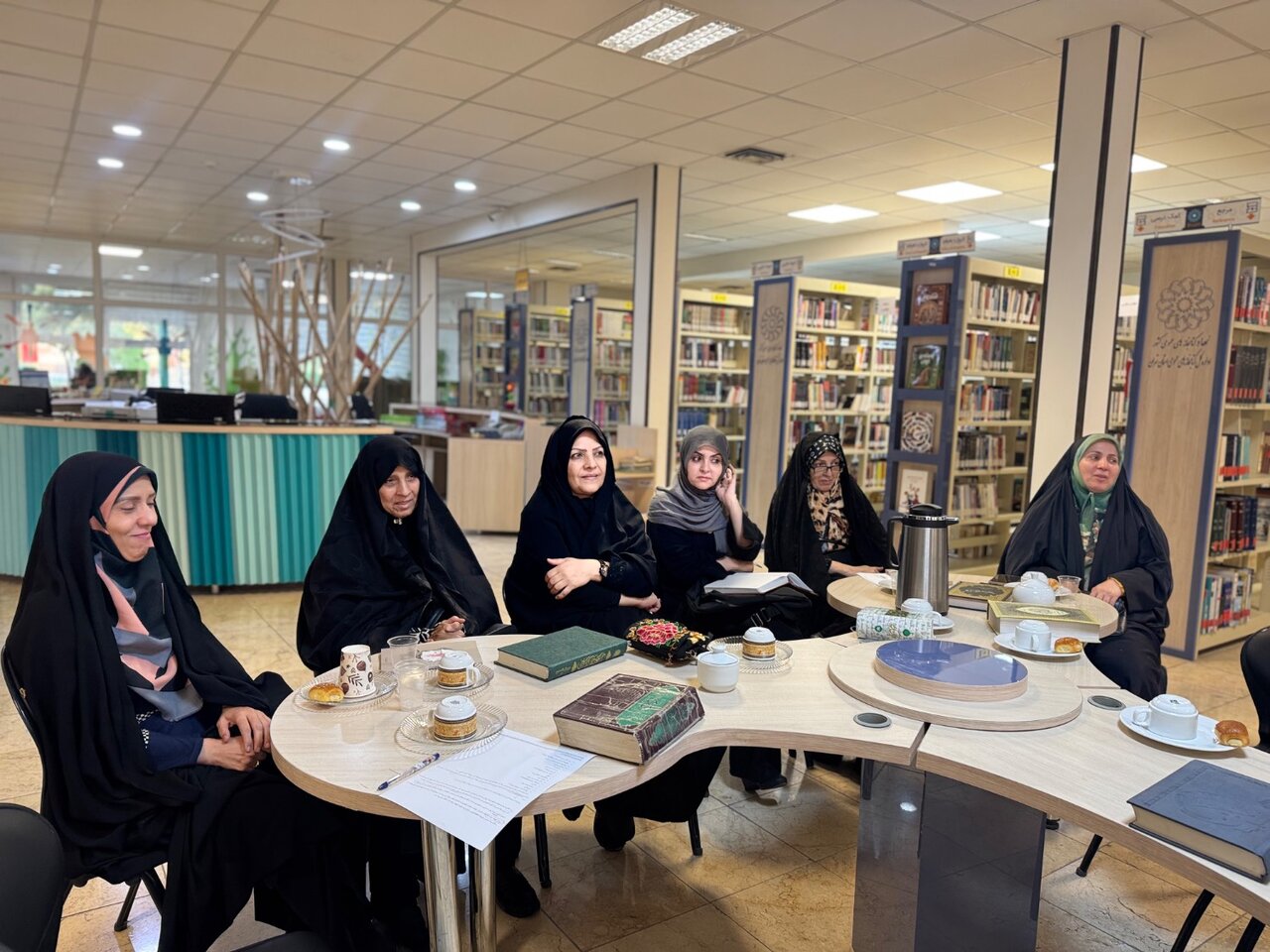 ششمین نشست «صحبت از کتاب، دیدار با نویسنده» در کتابخانه باباطاهر