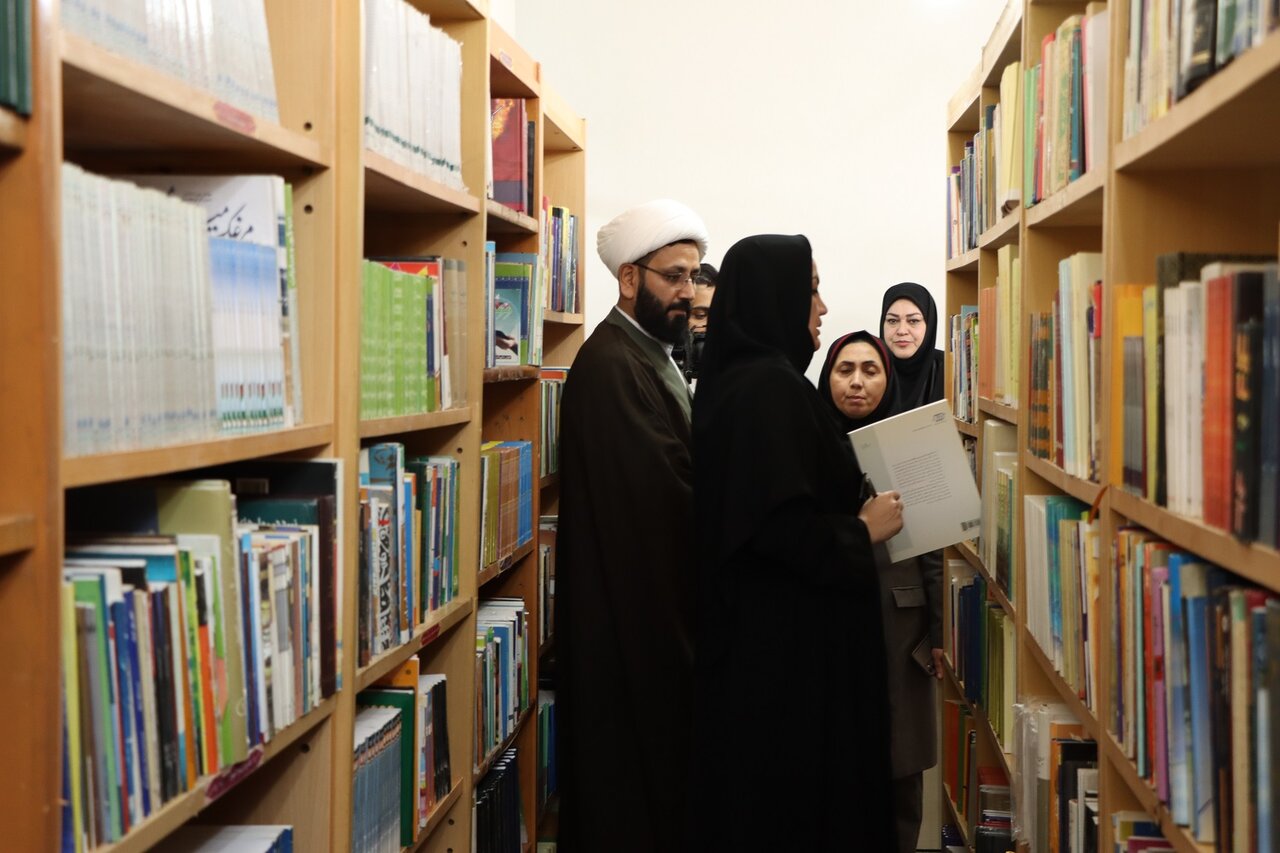 بازدید دبیرکل نهاد از مرکز مبادله منابع کتابخانه‌ای خوزستان با ۵۰ هزار نسخه کتاب آماده بهره‌برداری