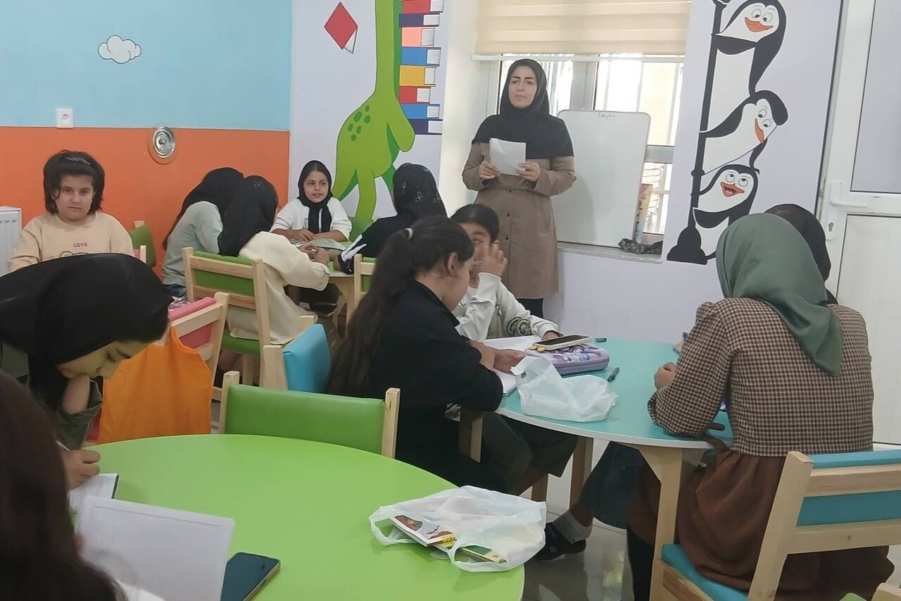 تابستانی پرنشاط برای کودکان و نوجوانان روستای ارلان در پیشخان خدمات کتابخانه‌ای یعقوبی