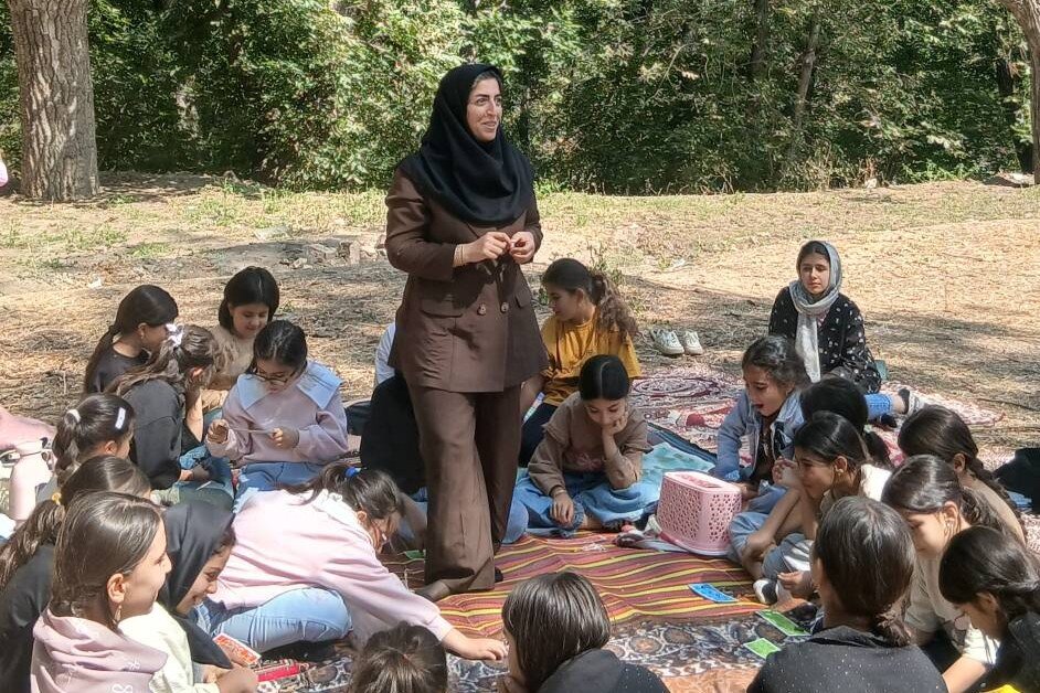 تابستانی پرنشاط برای کودکان و نوجوانان روستای ارلان در پیشخان خدمات کتابخانه‌ای یعقوبی