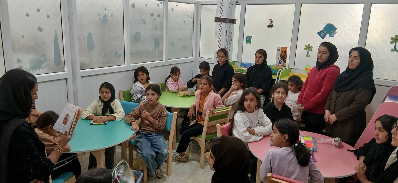 تابستانی پرنشاط برای کودکان و نوجوانان روستای ارلان در پیشخان خدمات کتابخانه‌ای یعقوبی