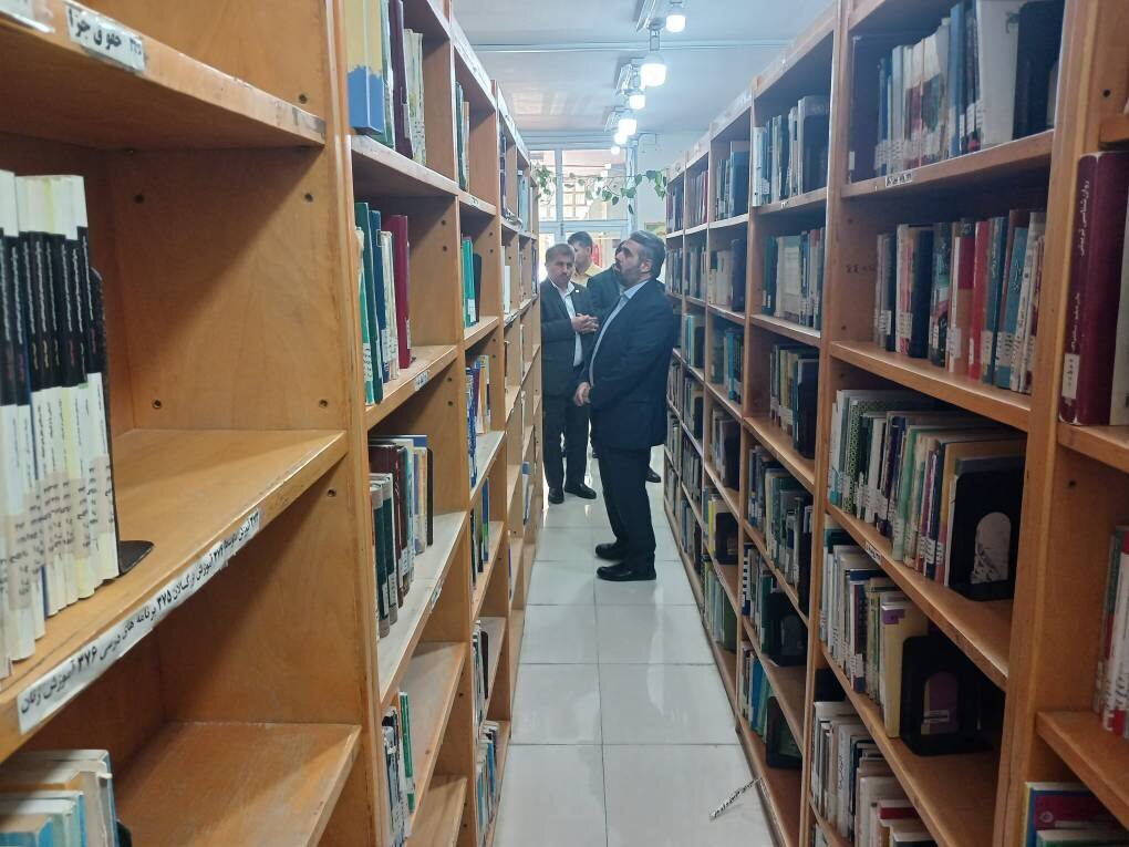 بازدید دستیار دبیرکل نهاد از کتابخانه‌های عمومی شهرستان باغملک