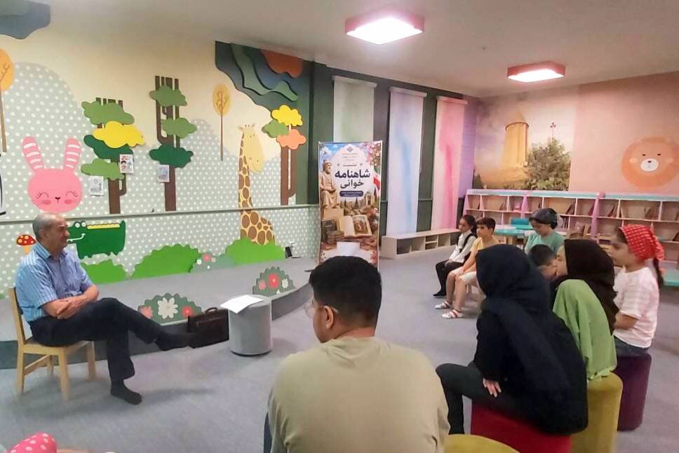 شاهنامه‌خوانی و آموزش منجق‌بافی در کتابخانه میرفندرسکی گرگان