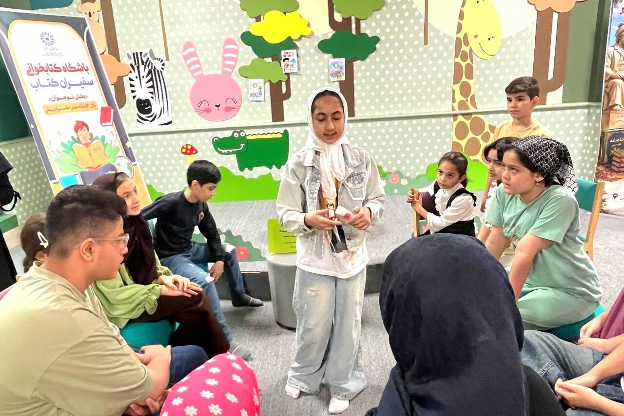 شاهنامهخوانی و آموزش منجقبافی در کتابخانه میرفندرسکی گرگان