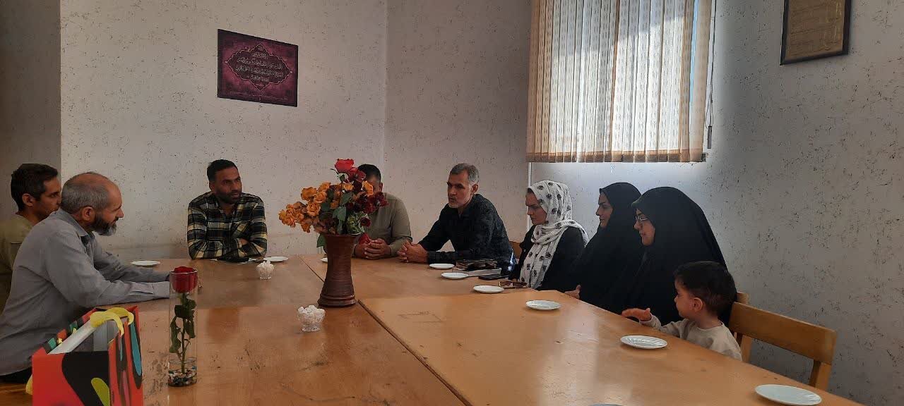 بازدید فعالان شهری و محیط‌زیست سجزی از کتابخانه شهید مرتضی آوینی
