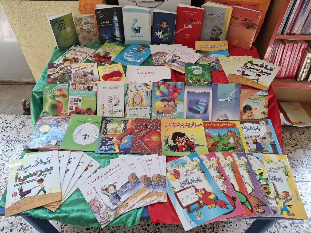 رونق‌بخشی به منابع مطالعاتی کتابخانه‌های شهرستان شیروان با اهدای ۲۵۹ نسخه کتاب