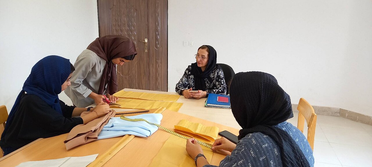 بانوان حصار گرمخان، هنر خیاطی را در کتابخانه فرهنگ آموختند