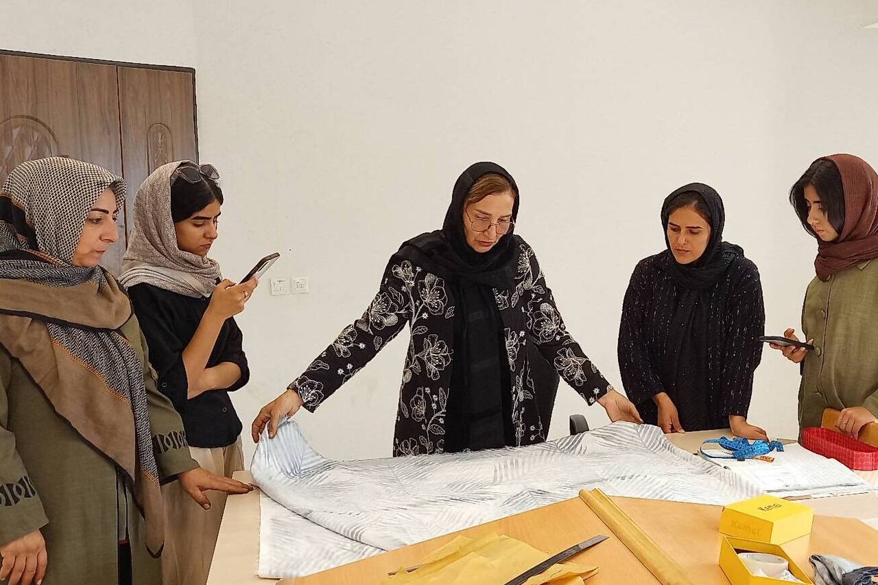 بانوان حصار گرمخان، هنر خیاطی را در کتابخانه فرهنگ آموختند