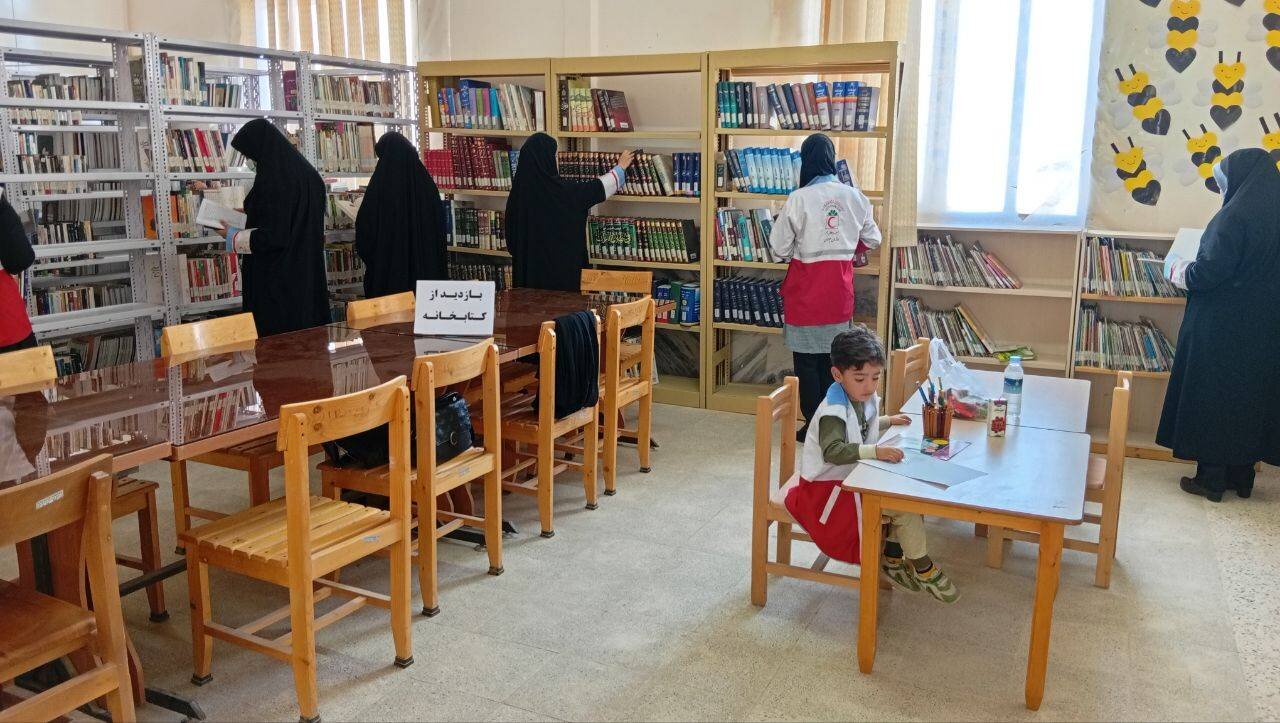 بازدید اعضای هلال احمر زهک از کتابخانه عمومی الغدیر