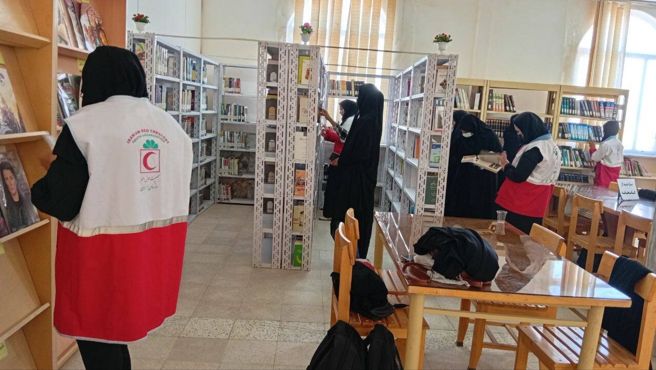 بازدید اعضای هلال احمر زهک از کتابخانه عمومی الغدیر