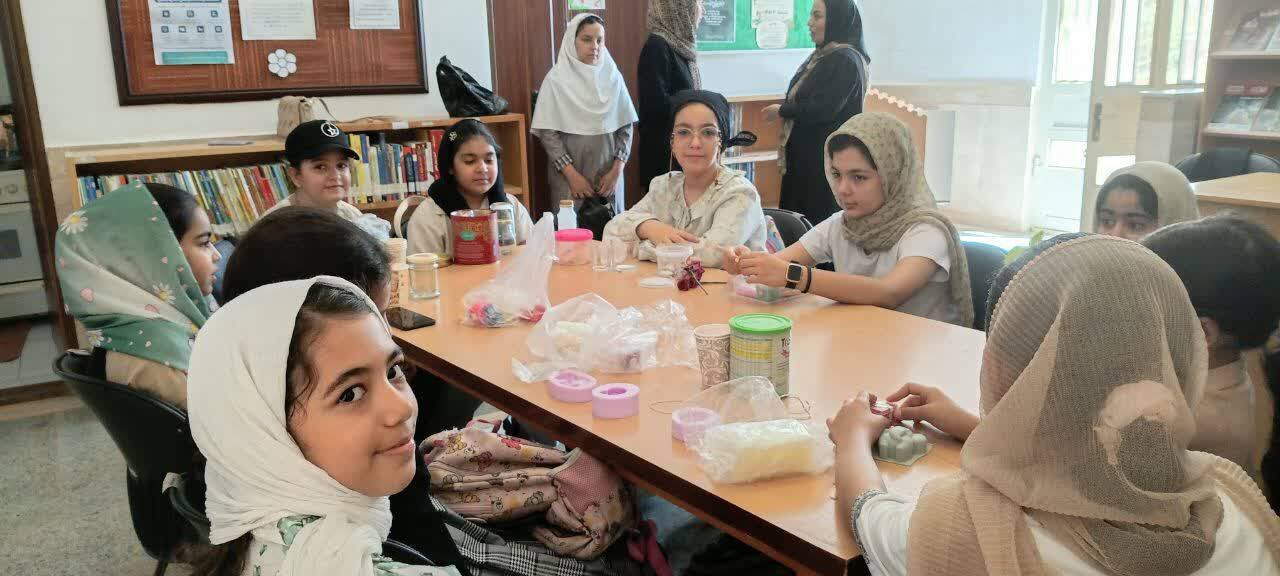 تابستانی پرنشاط با کلاس‌های هنری- آموزشی در کتابخانه سیدالشهدا (ع) ورامین