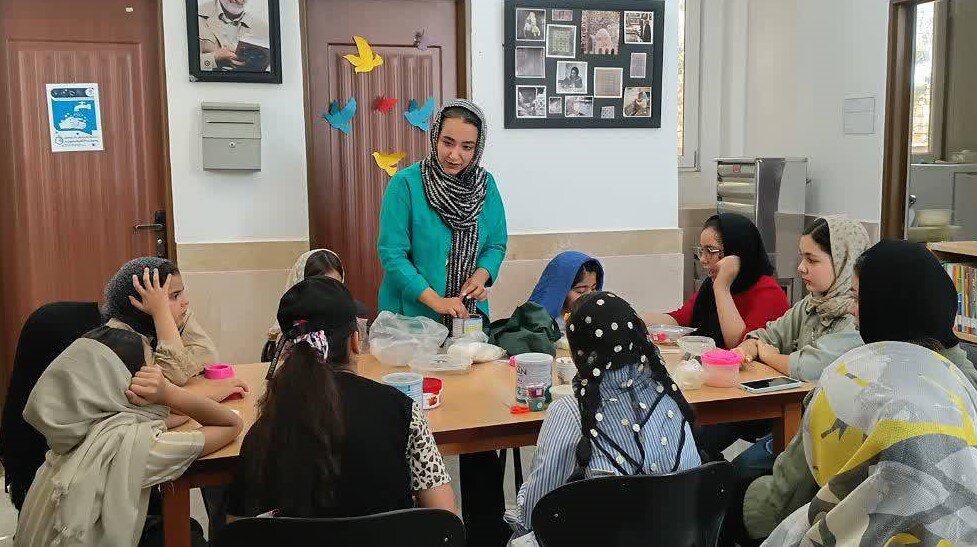 تابستانی پرنشاط با کلاسهای هنری- آموزشی در کتابخانه سیدالشهدا (ع) ورامین