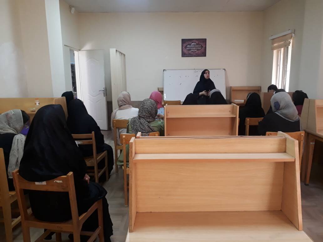 کارگاه آموزشی «تاثیر استرس بر پرخوری» در کتابخانه شهید سلیمانی قرچک