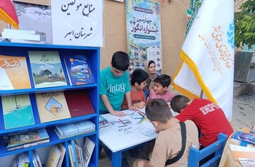 غرفه کتابخانه‌های عمومی ابهر در چهارمین جشنواره انگور درسجین؛